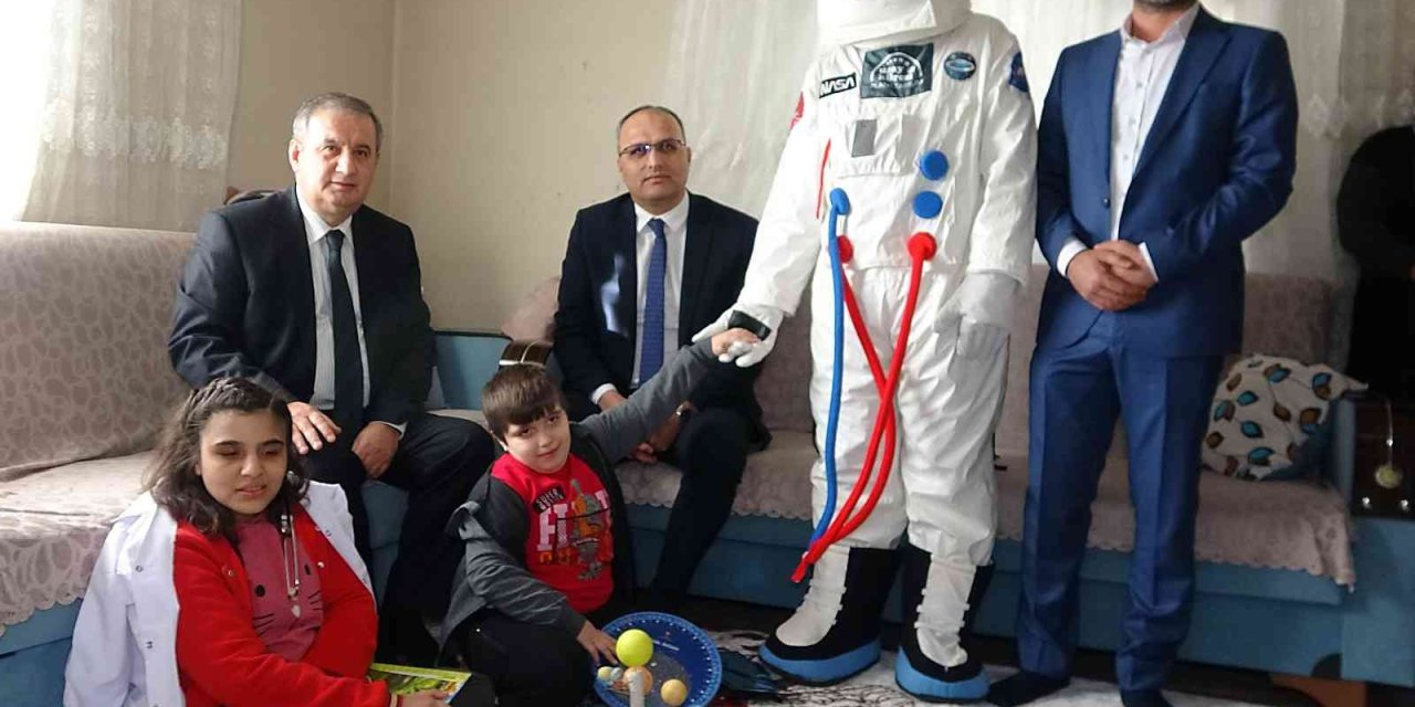 Mersin'de Eve Astronot Geldi Evde Eğitim Alan Özel Kardeşlerin Hayali Gerçek Oldu