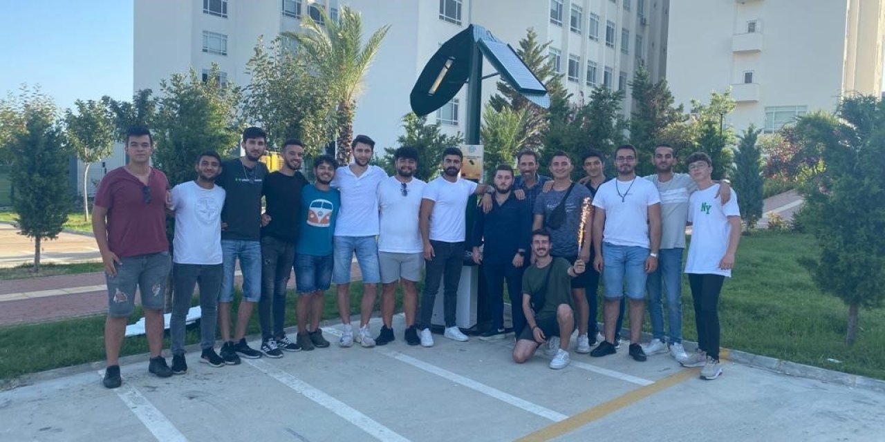 Alkü’lü Öğrencilerden Güneş Enerjili Şarj İstasyonu