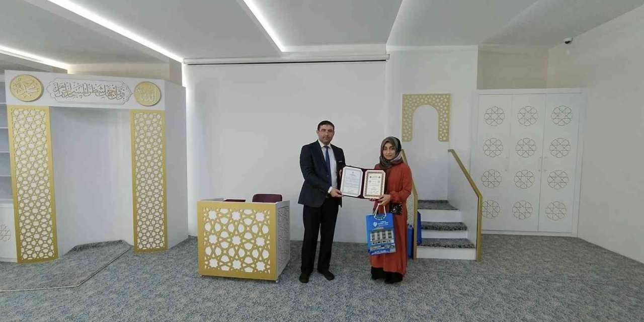 Hafızlık Eğitimini Tamamlayan 6 Öğrenciye Belgeleri Verildi