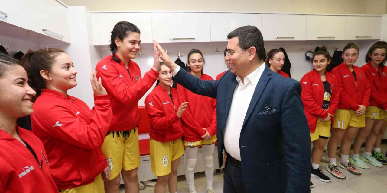 Tütüncü’den Kız Basketbol Takımına Destek Sözü
