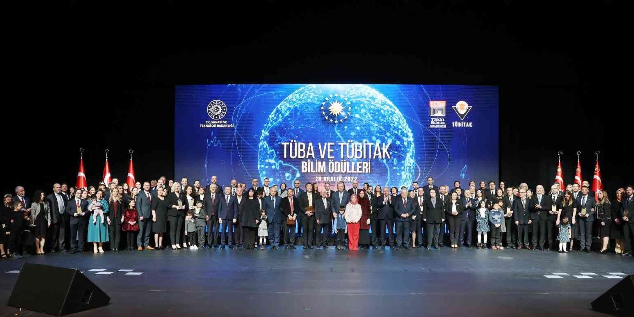 Erü Öğretim Üyeleri Tüba Bilim Ödüllerini Aldı