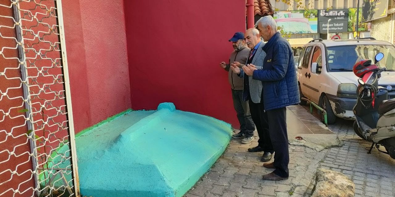 Antalya'da Şehrin Ortasında, Binaların Arasında Kalan Gizemli Yatır