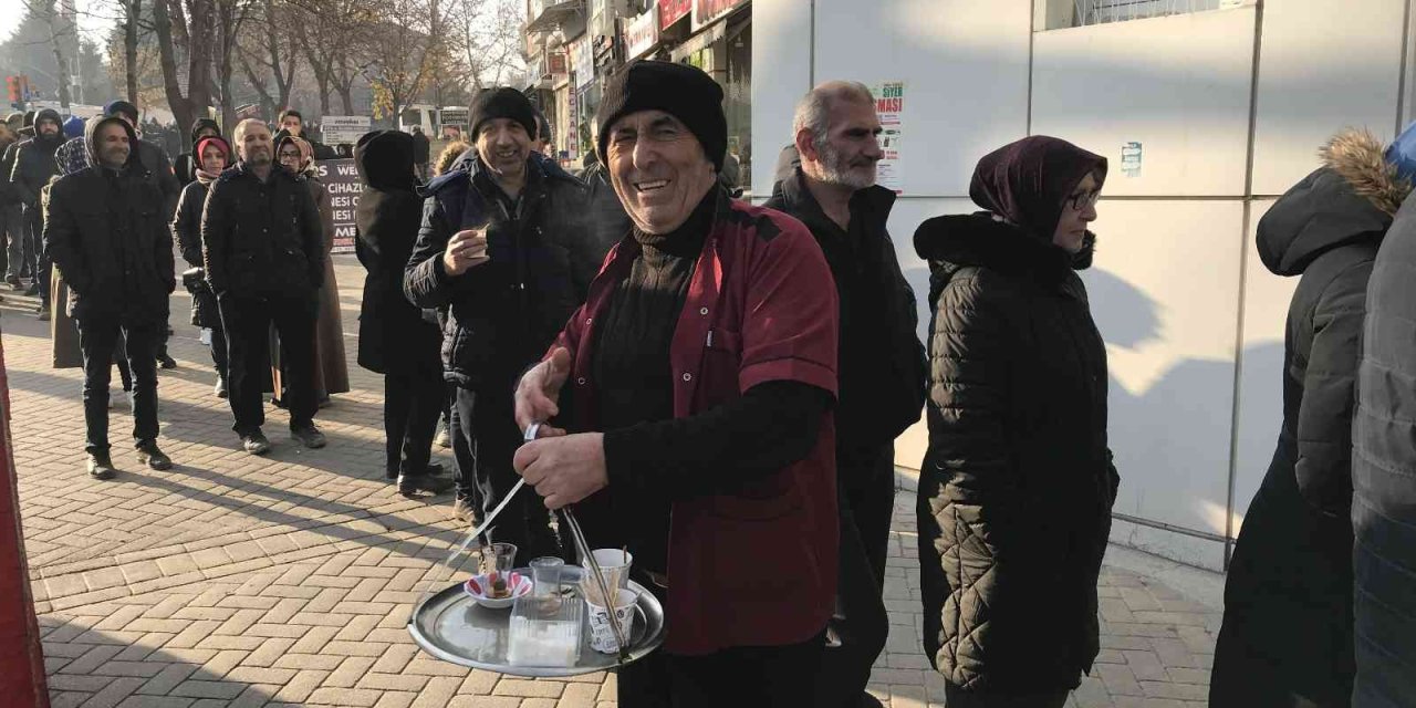 Eskişehir’deki Eyt Kuyruğunda İlginç Bir Çaycı