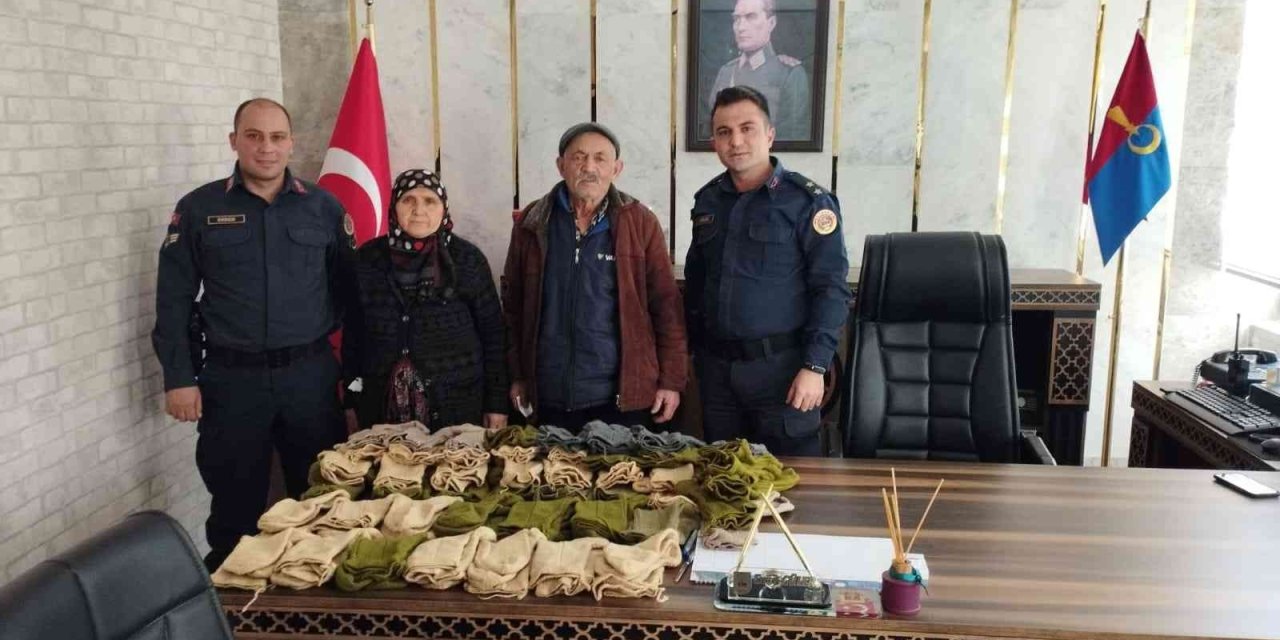 Kezban Teyze Mehmetçik Üşümesin Diye 50 Çift Çorap Ördü