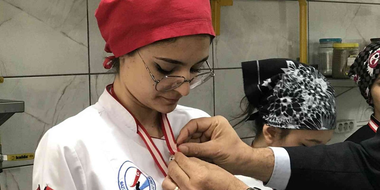 Bir Altın Da Okul Müdüründen