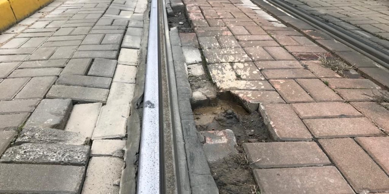 Bu Güzergâhta Bulunan Tramvay Yolunda Neredeyse Düzgün Taş Yok