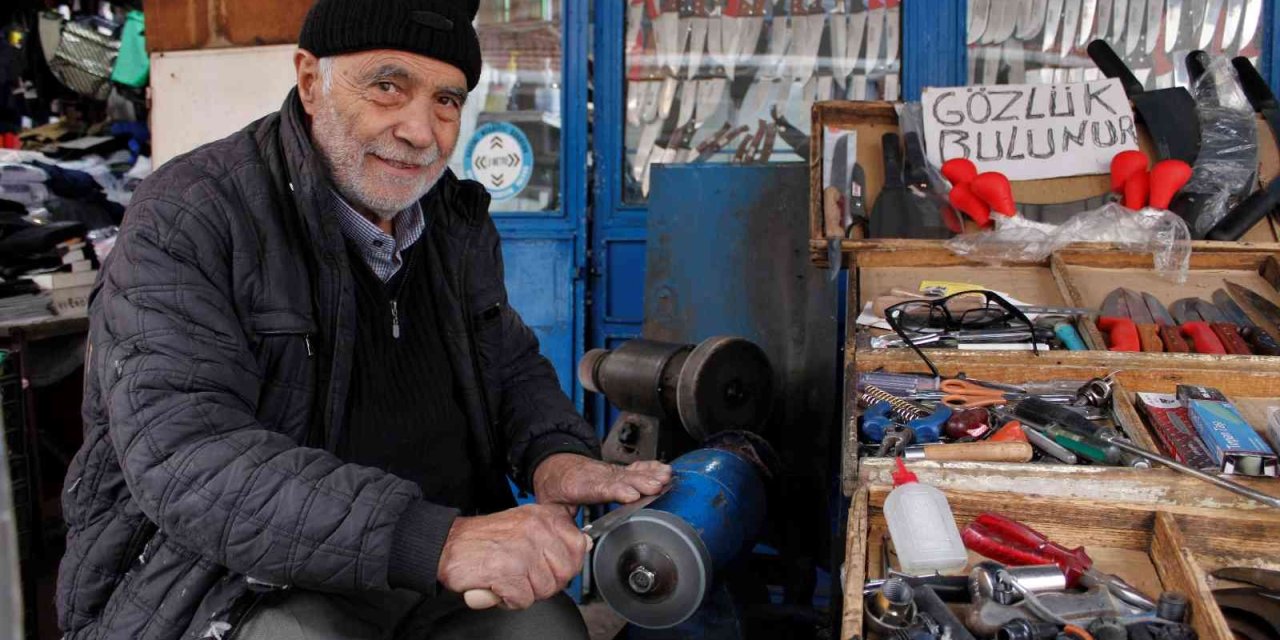 Tezgâhındaki Bıçaklar 5 Ayrı Bileme İşleminden Geçiyor