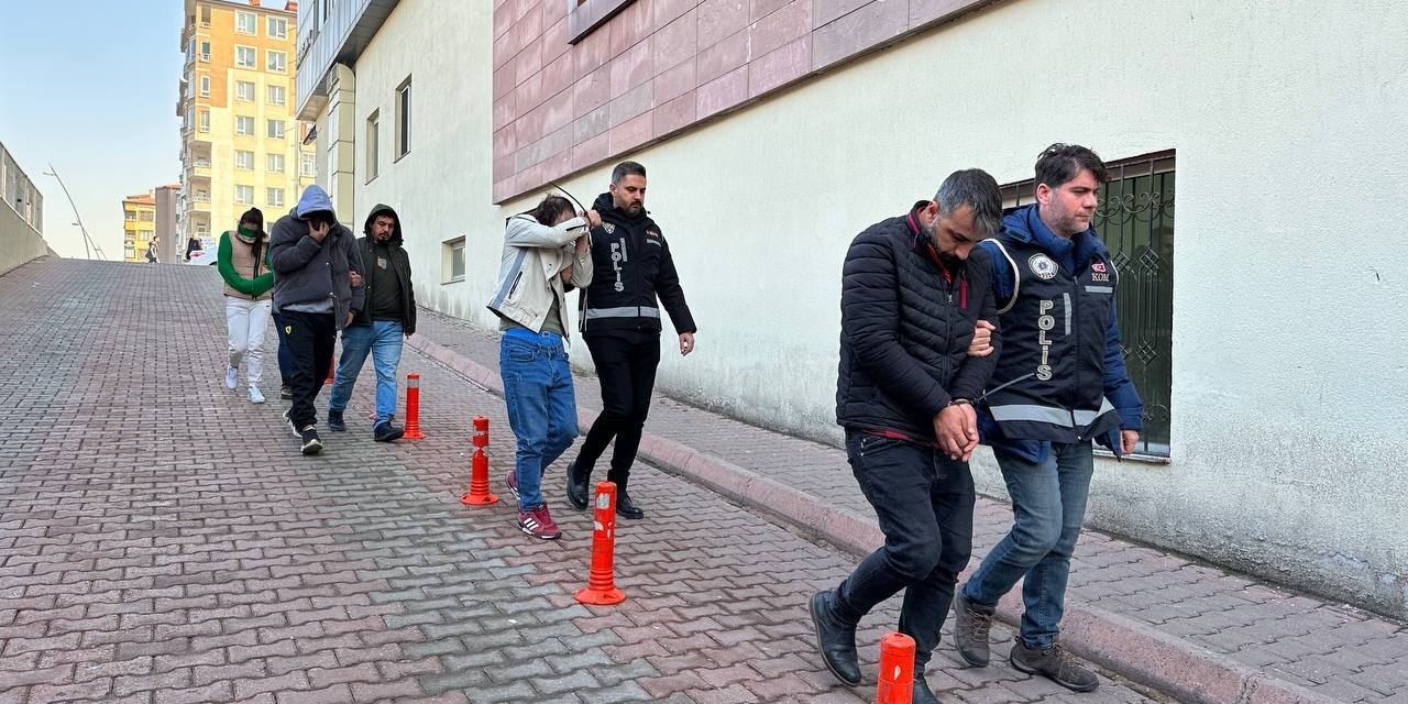 Sahte Parayla Akaryakıt İstasyonundan Alışveriş Yaptılar, Yakayı Ele Verdiler