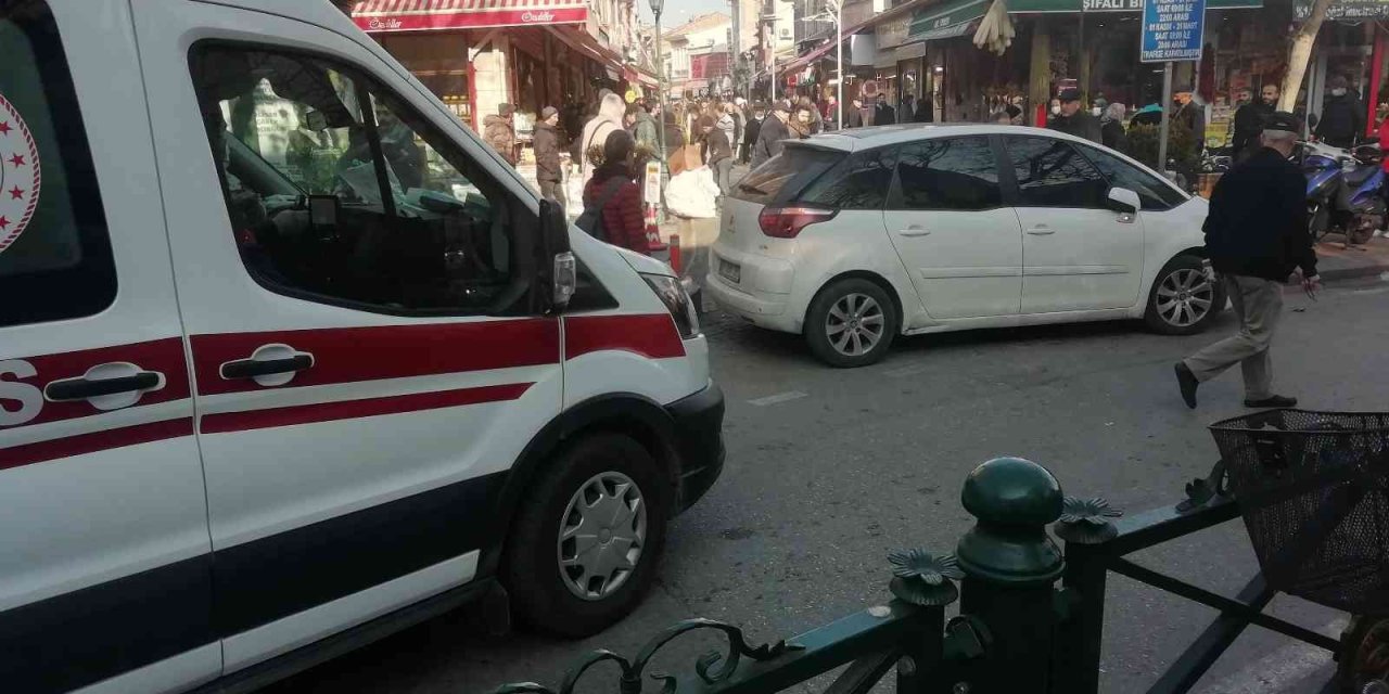 Duyarsız Sürücü Ambulansın Yolunu Kapattı