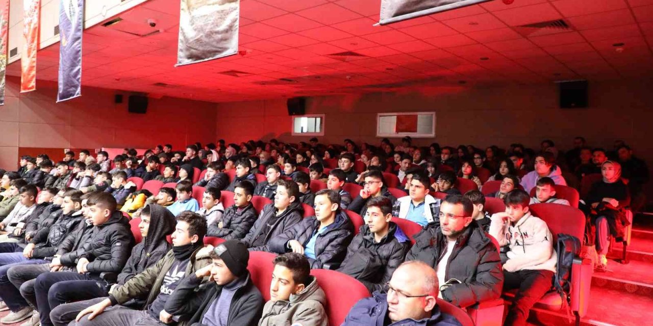 Develi’de 3 Gün Boyunca 2 Bin Öğrenciye ‘çanakkale Ruhu’ Konferansı Verildi