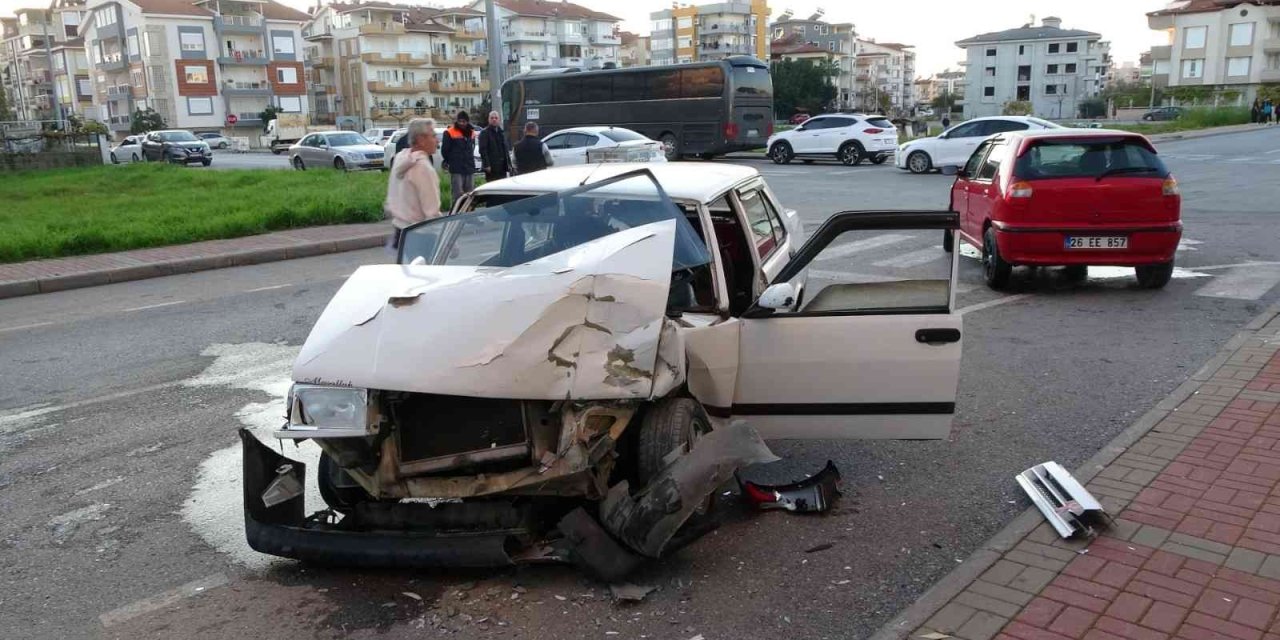 Antalya'da ’Dur’ Levhasına Uymayan Otomobil Ortalığı Savaş Alanına Çevirdi