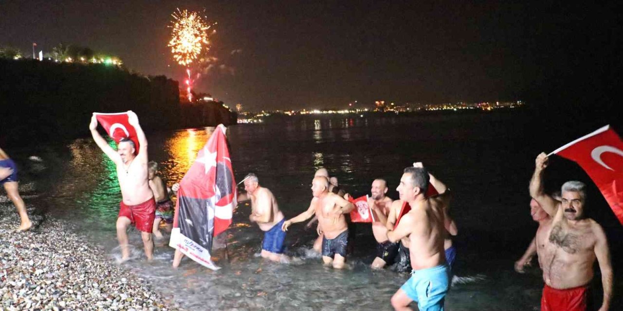 Antalya’da 2023’ü Denize Girerek Karşıladılar