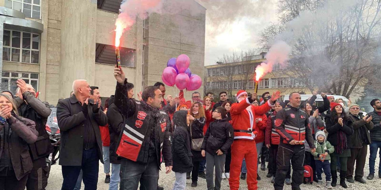 Yılın Son Gününü Tedavi Gören Çocuklarla Geçirdiler