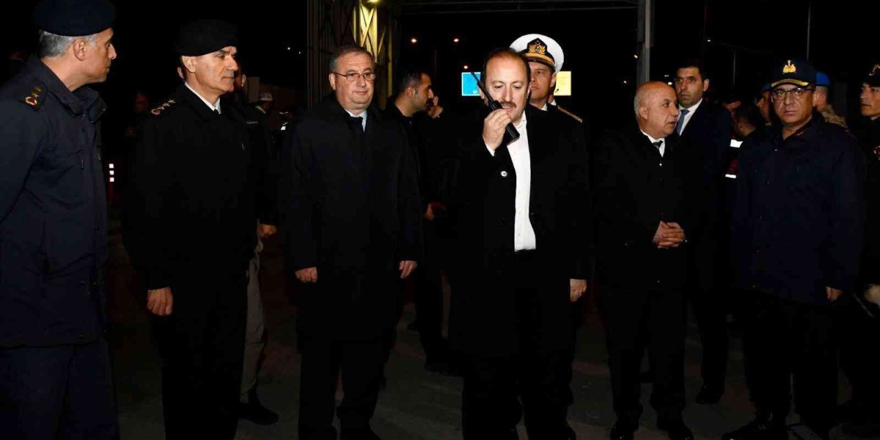 Vali Pehlivan Nöbetteki Memurların Yeni Yılını Telsiz Anonsuyla Kutladı