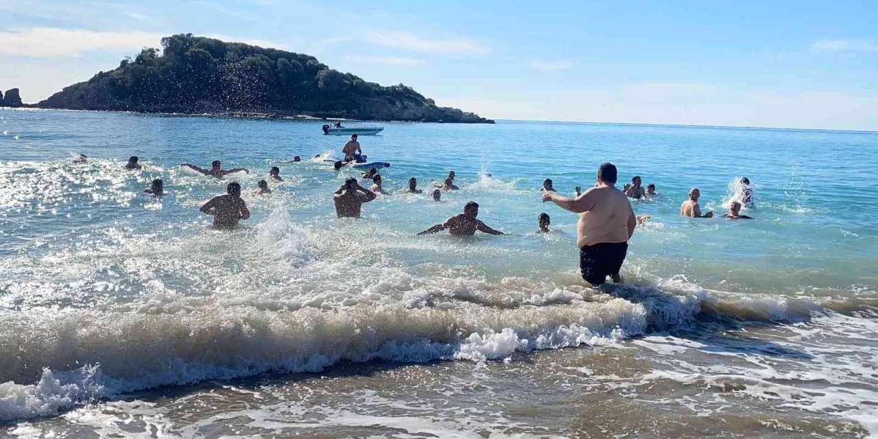 Mersin’de Doğaseverler 2023’ü Denize Girerek Karşıladı