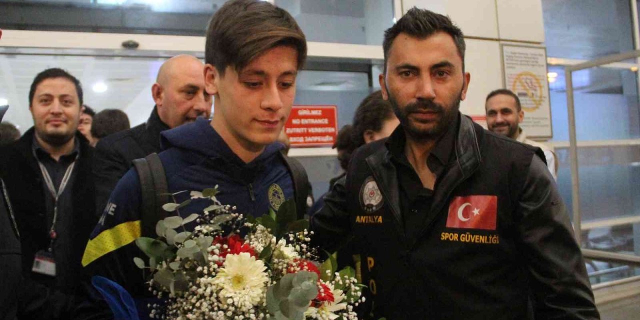 Fenerbahçe’ye Antalya’da Coşkulu Karşılama