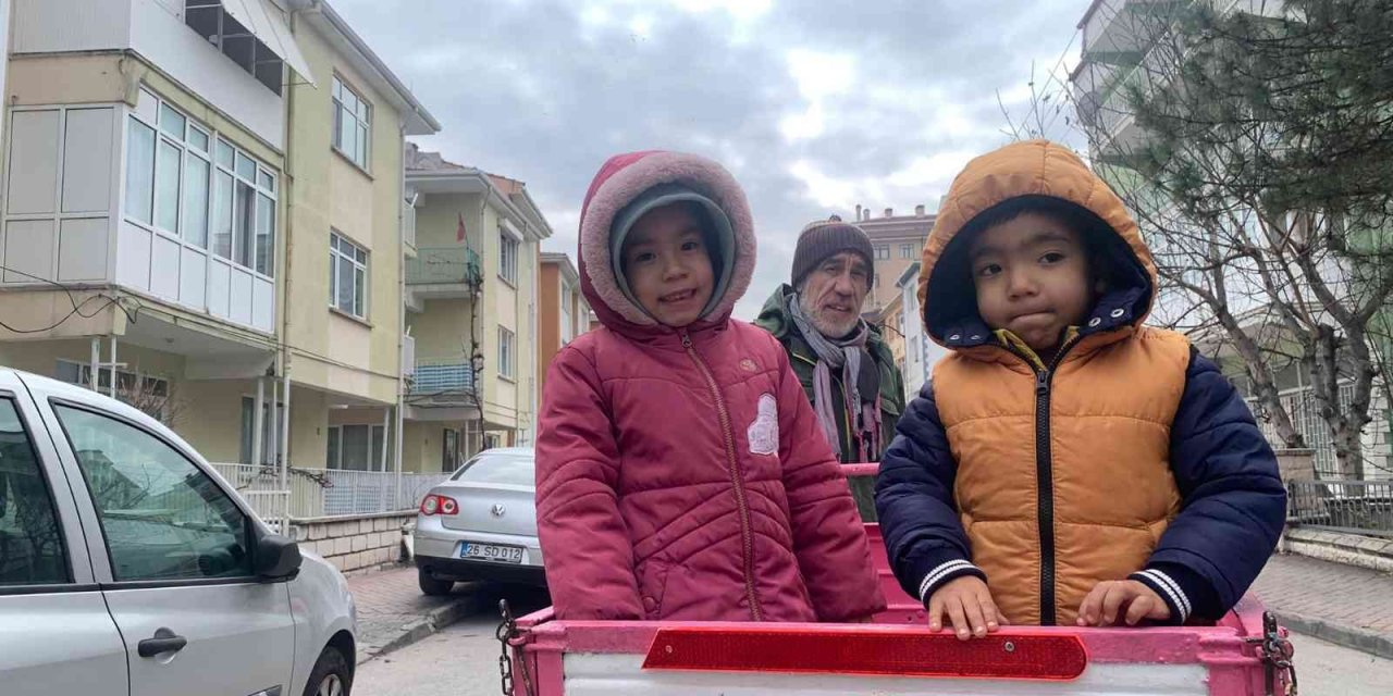 Eşi Vefat Eden Fedakâr Baba, Üç Tekerlekli Bisikletiyle Çocuklarına Bakıyor