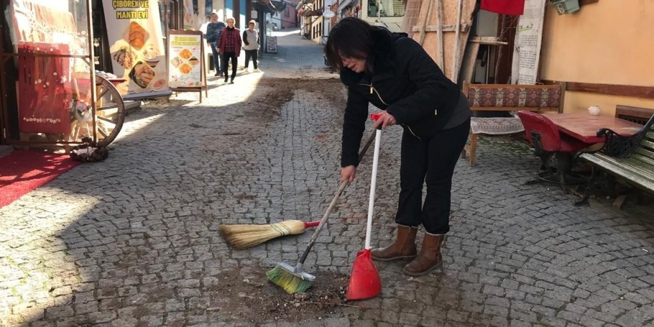 İnşaatın Oluşturduğu Pislikleri Esnaf Süpürgelerle Temizlemeye Çalıştı
