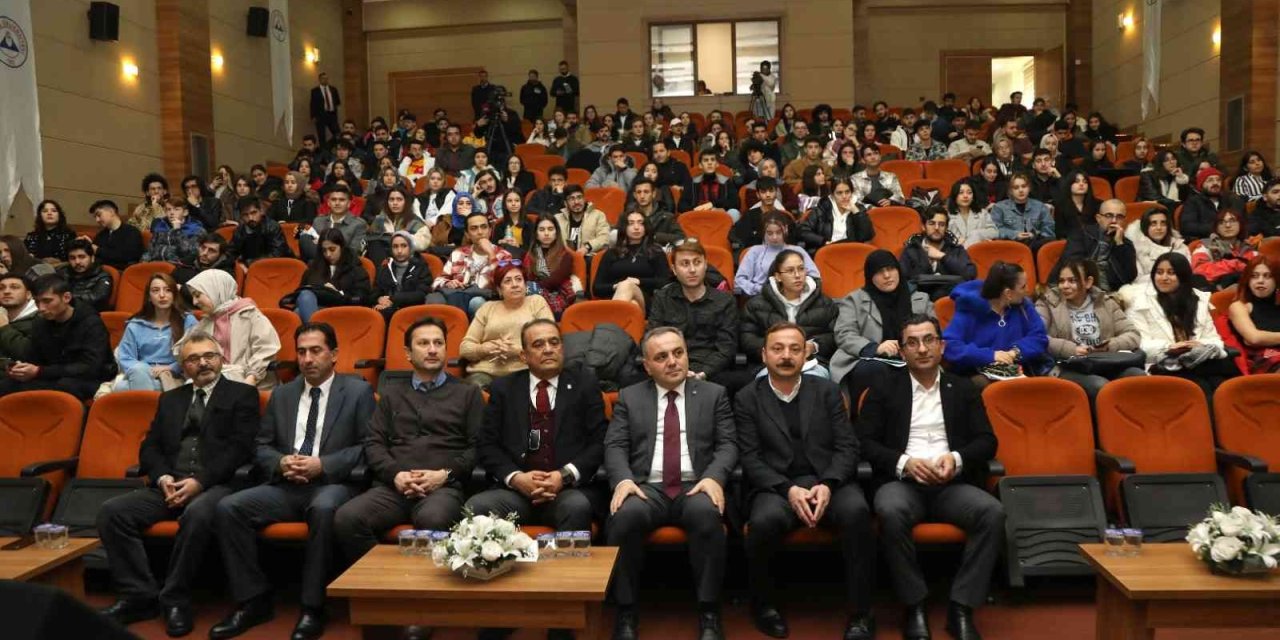 Gazeteci Oktay Ensari, Erü’lü Öğrenciler İle Tecrübelerini Paylaştı