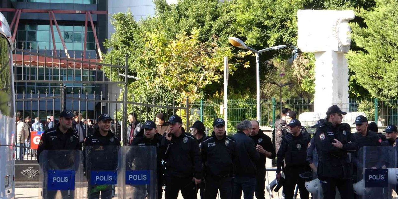 Mersin'de Cinayet Davası Öncesi Taraflar Birbirine Kurşun Yağdırdı