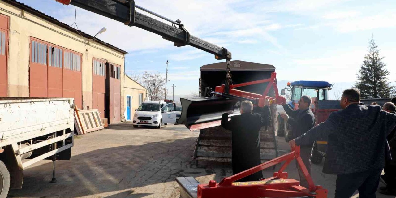 Develi’de Karla Mücadelede Kırsal Mahallelere Ekipman Desteği