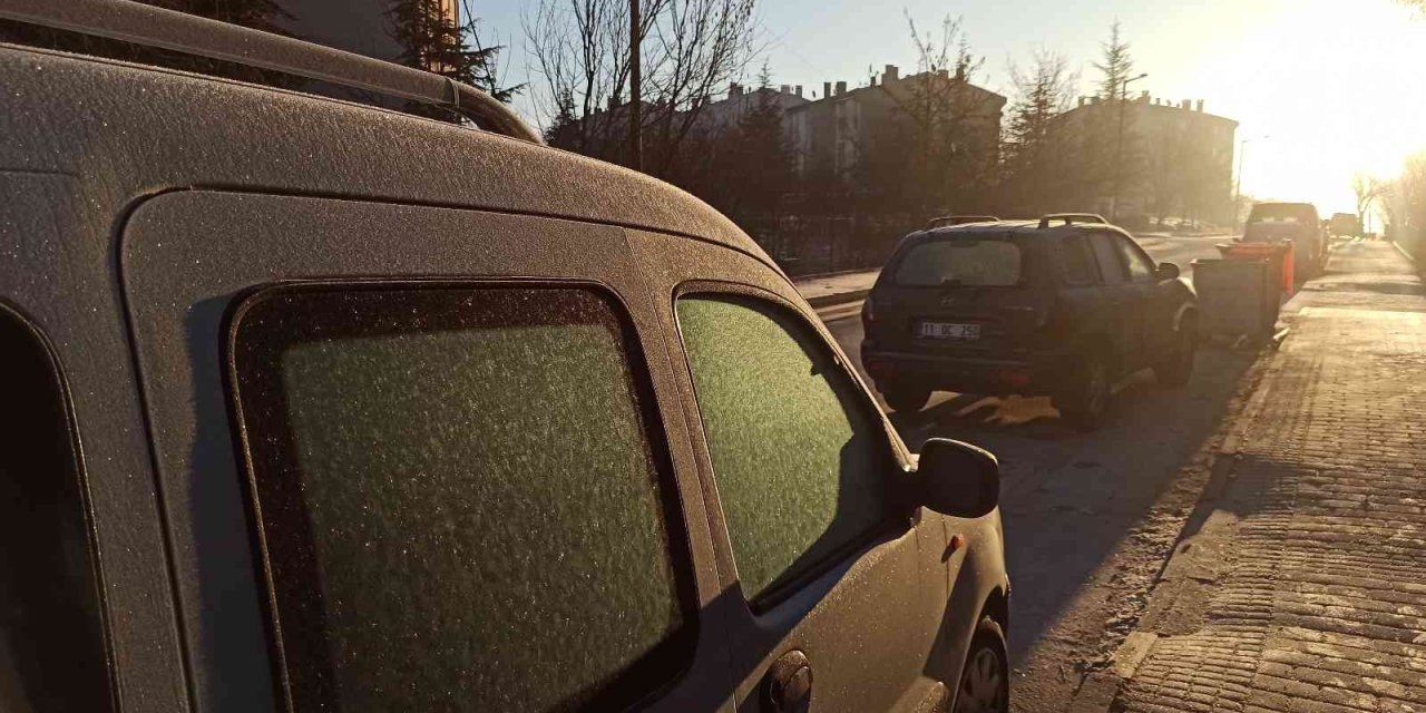 Eskişehir’de Soğuyan Hava Kırağıyı Beraberinde Getirdi