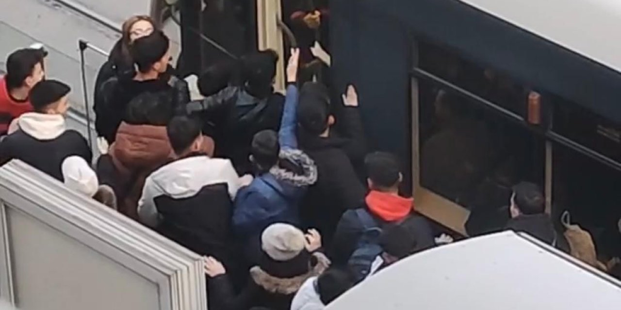 Onlarca Öğrenci Tramvaya Saklanan Şahsa Böyle Saldırdı