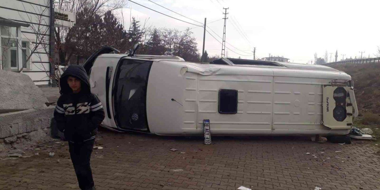 Yoldan Çıkan Minibüs Evin Duvarına Çarptı: 1 Ölü, 1’i Ağır 5 Yaralı