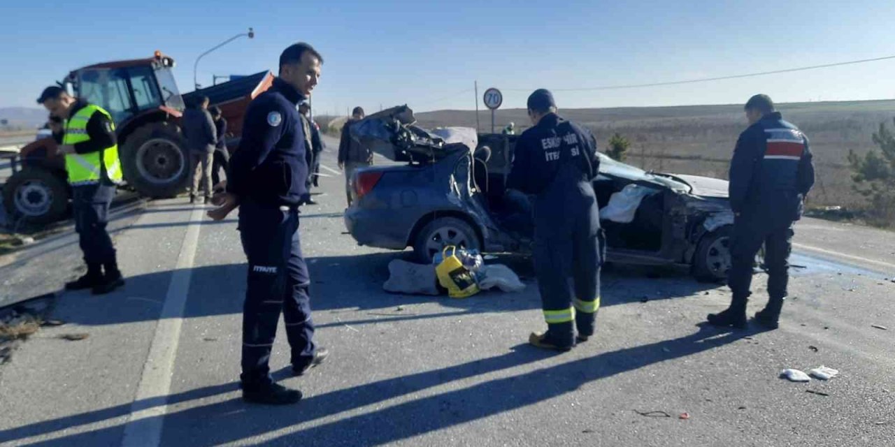 Traktörle Otomobil Çarpıştı, 3 Kişi Yaralandı