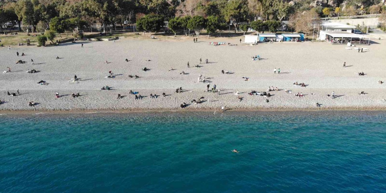 Son Yılların En Sıcak Ocak Ayında Vatandaşlar Konyaaltı Sahiline Akın Etti