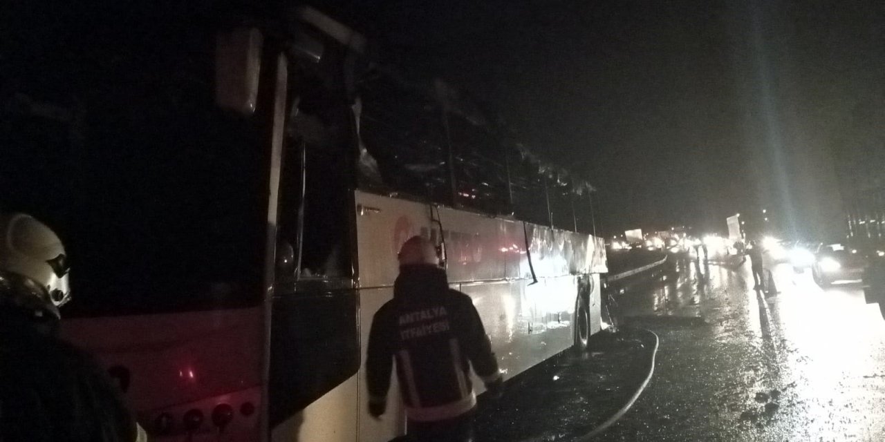 Antalya'da Seyir Halindeki Yolcu Otobüsü Alev Alev Yandı
