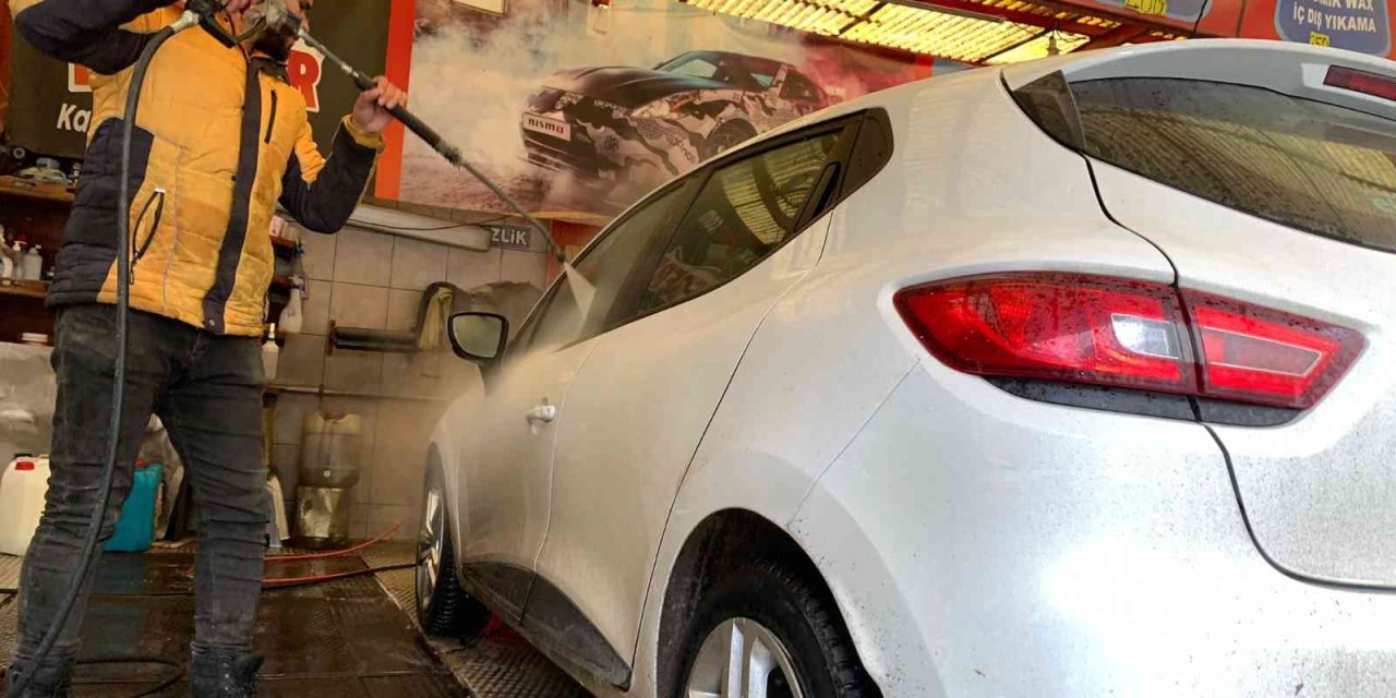 Soğuk Bir Yandan, Atan Maliyetler Bir Yandan