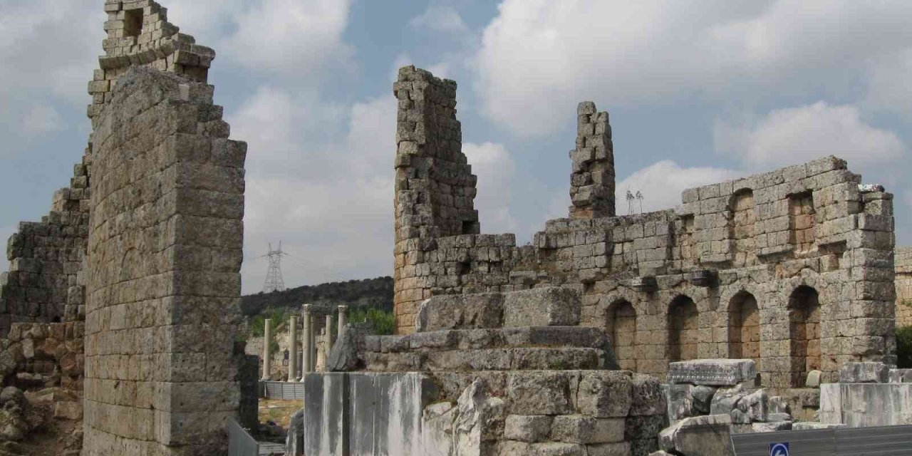 Perge Antik Kenti’ne Rekor Ziyaretçi