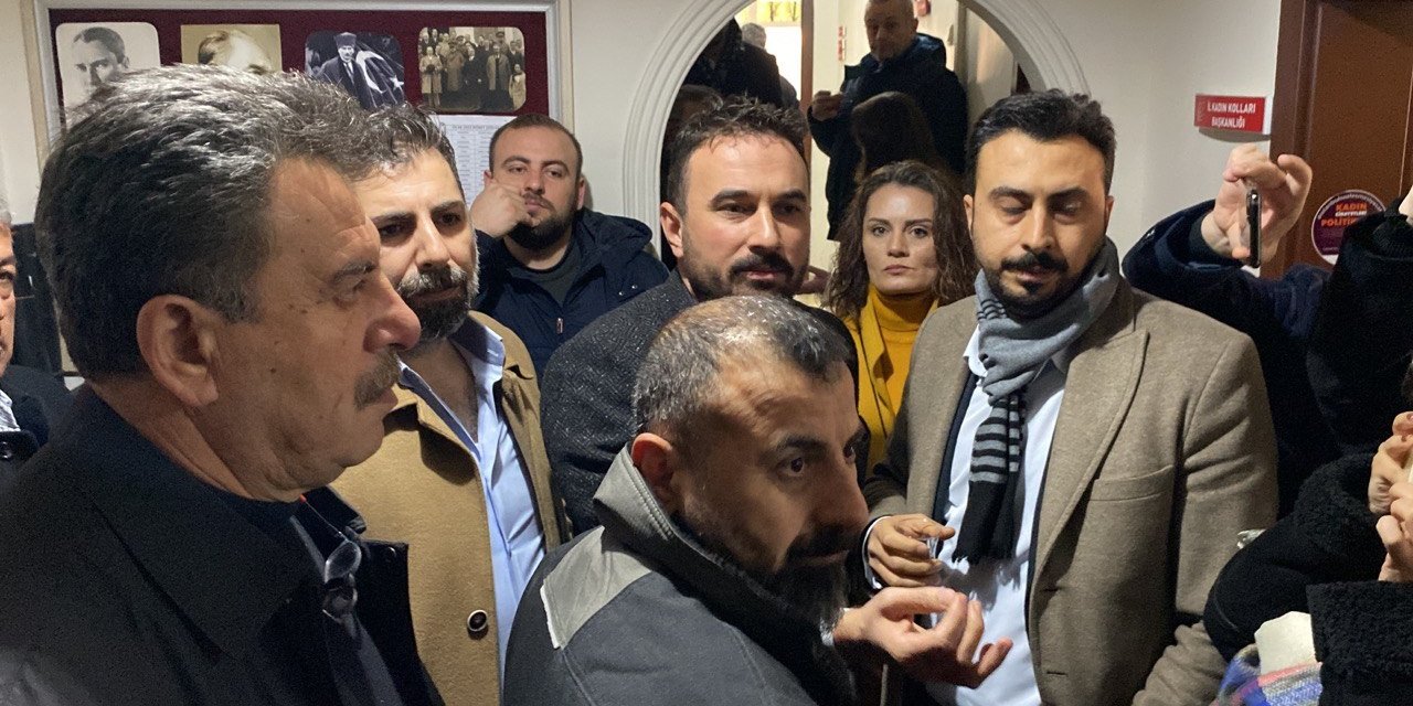 Chp’de Olaylı Seçim: Parti Üyeleri Yeni Seçilen Başkanı İstifaya Davet Etti