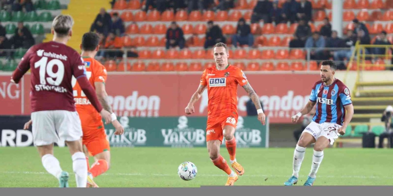 Spor Toto Süper Lig: Alanyaspor: 3 - Trabzonspor: 0 (ilk Yarı)