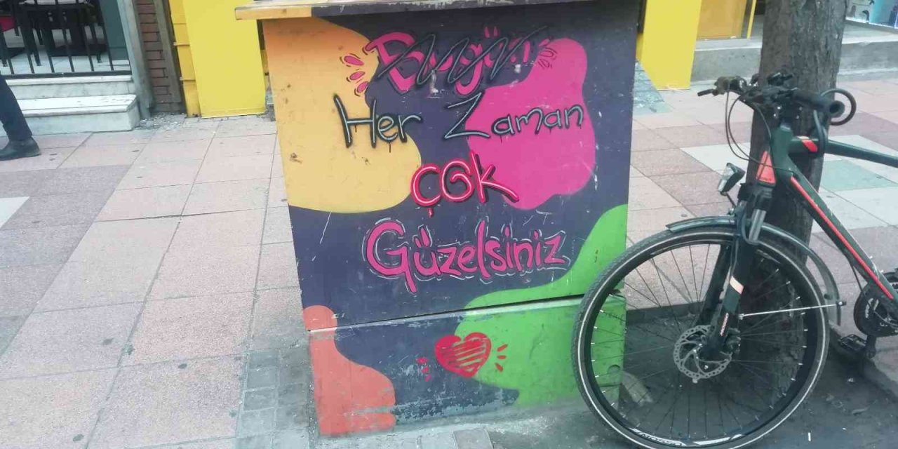 Elektrik Kutusunun Üstündeki Pozitif Mesaj