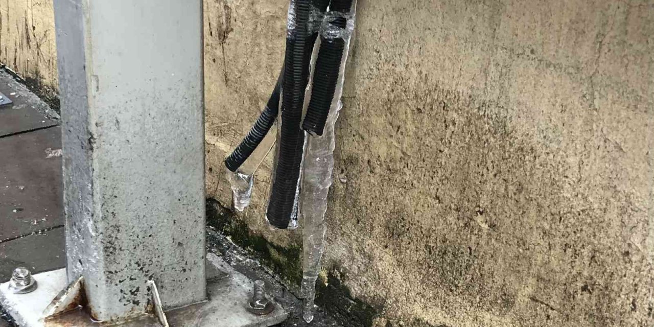 Klimalardan Kaldırıma Akıtılan Suların Donması Yayalar İçin Tehlike Oluşturdu