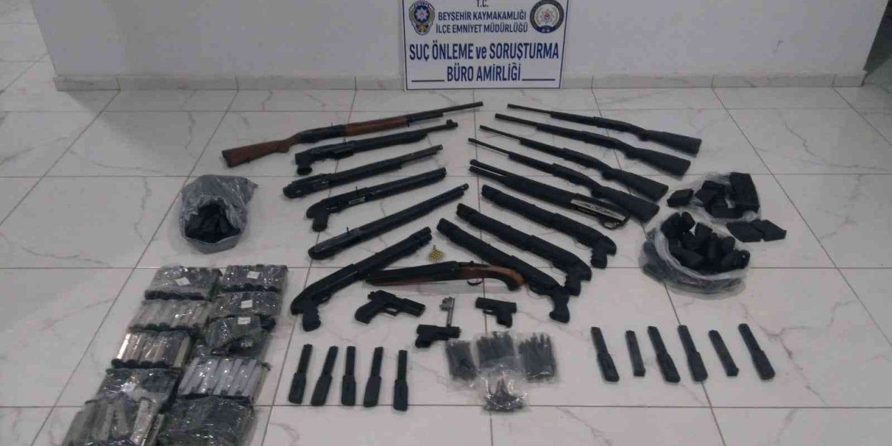 Konya’da Durdurulan Otomobilde Ve İş Yerinde Kaçak Silah Ele Geçirildi