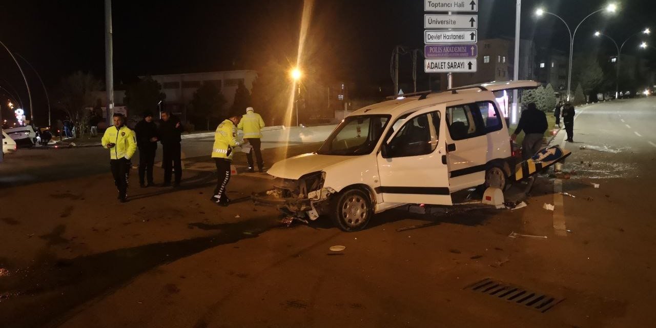 Karaman'da Hafif Ticari Araçla Çarpışan Otomobil Kaldırıma Devrildi