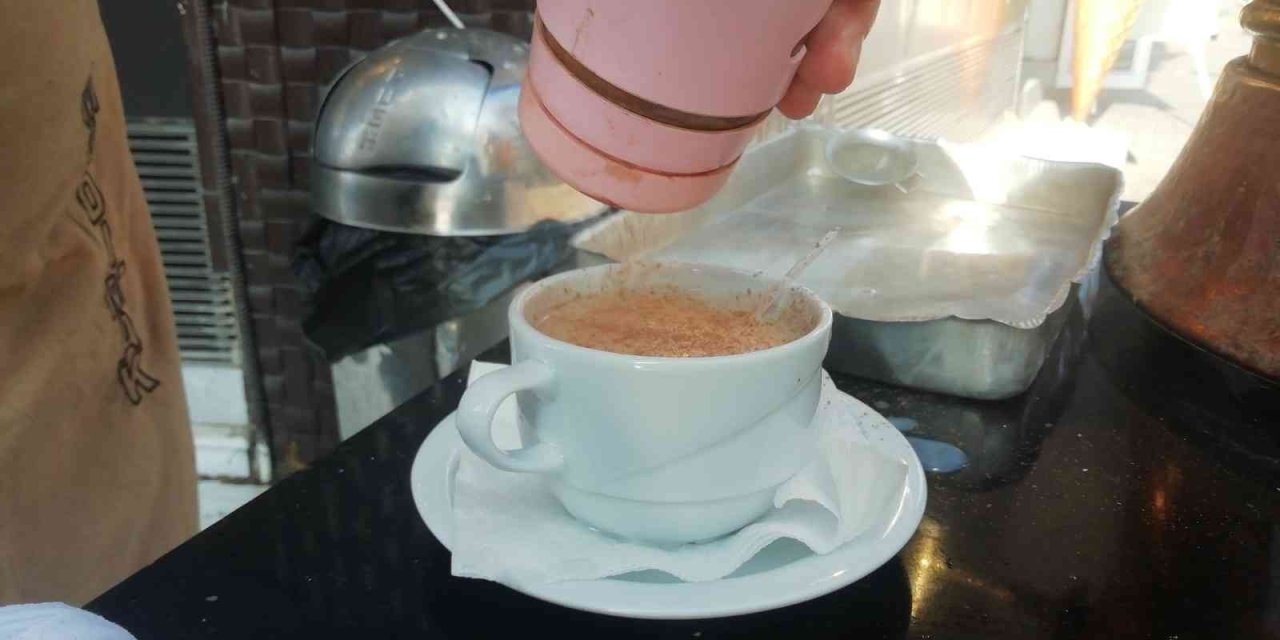 Soğuk Havalarda Sıcacık Salep İçleri Isıtıyor