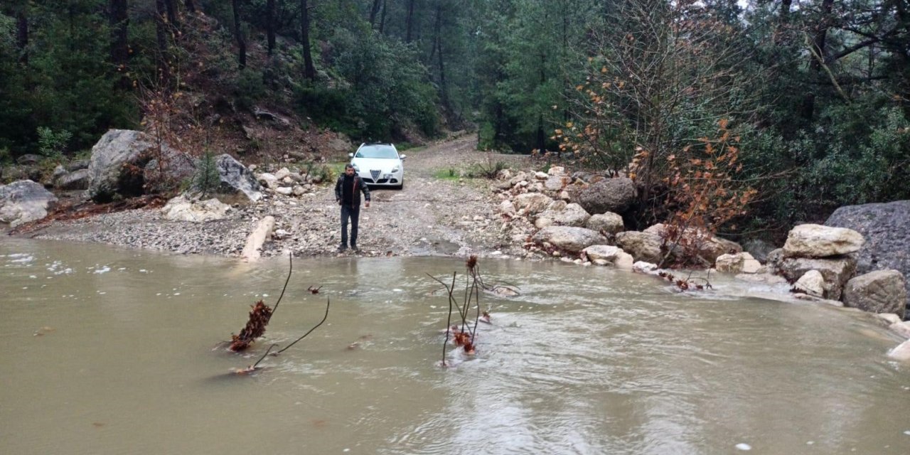 Derenin Debisi Yükselince Aracıyla Mahsur Kaldı
