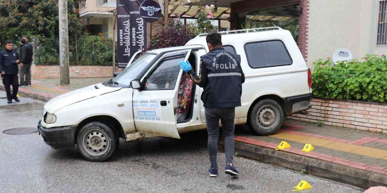 Aracıyla Seyir Halindeyken Husumetlileri Tarafından Silahla Yaralandı