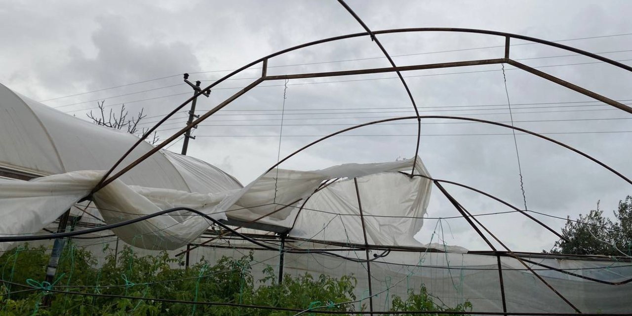 Antalya’da Hortum Domates Ve Çilek Seralarını Parçaladı