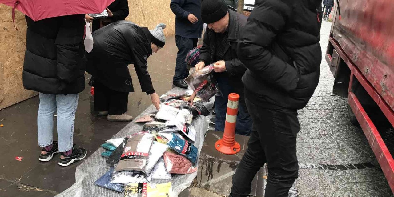 Çiseleyen Yağmur Altında 10 Liralık Kazak İzdihamı