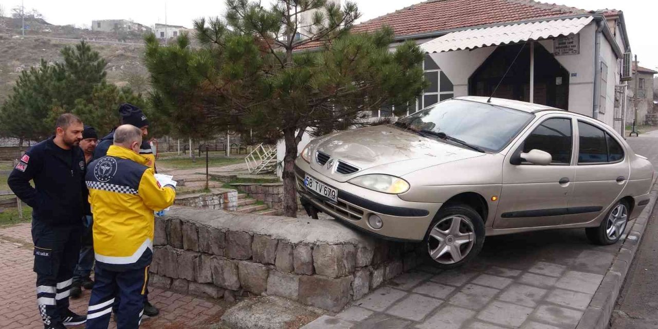 Yoldan Çıkan Otomobil Yayalara Çarptı: 2 Yaralı