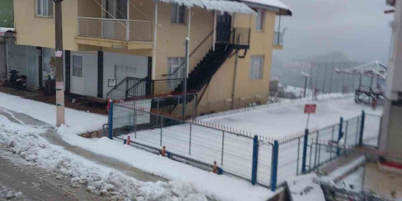 Torosların Eteğine Düşen Kar, Yayla Sakinlerini Sevindirdi