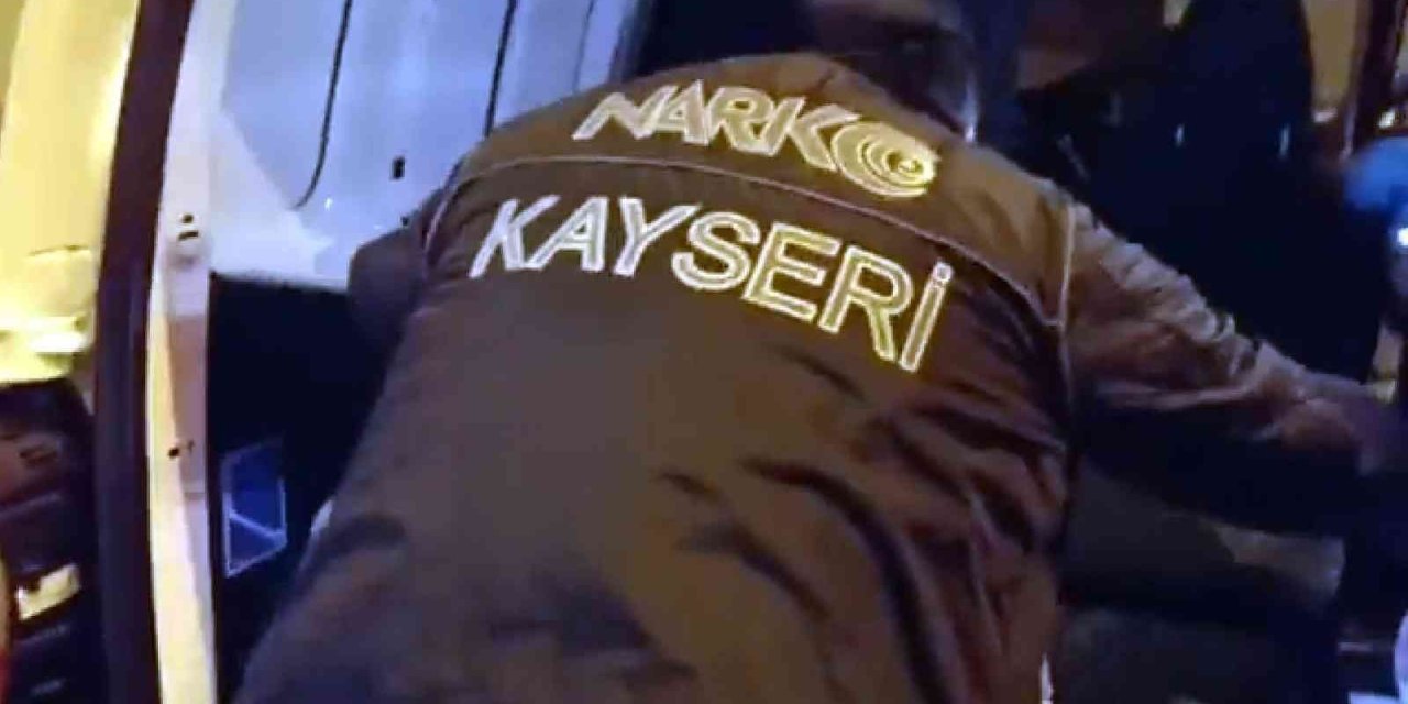 Aranan Şahsın Evinde Uyuşturucu, Silah Ve Tarihi Eser Ele Geçirildi