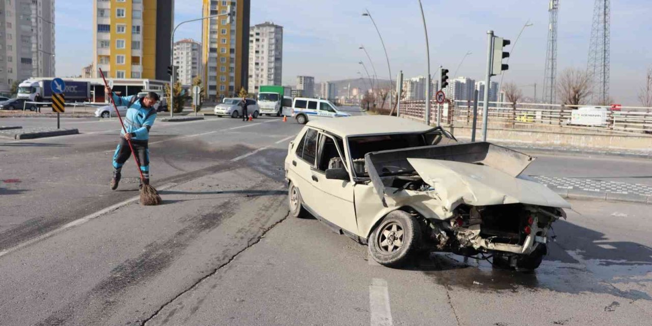 Ticari Araçla Çarpışan Otomobil Perte Çıktı: 2 Yaralı