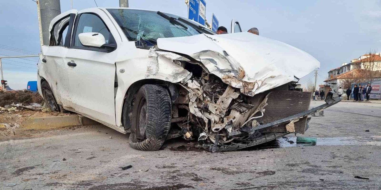 Aksaray-Konya Yolunda Tır Otomobil İle Çarpıştı