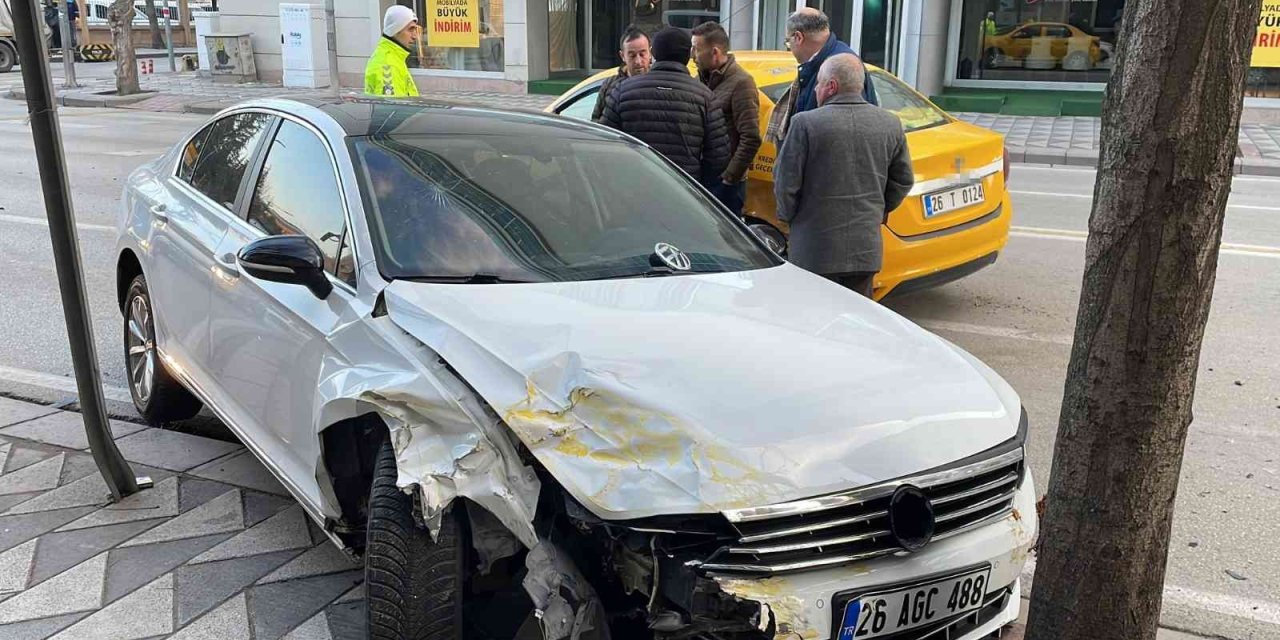 Otomobille Ticari Taksi Çarpıştı: 1’i Ağır 2 Yaralı